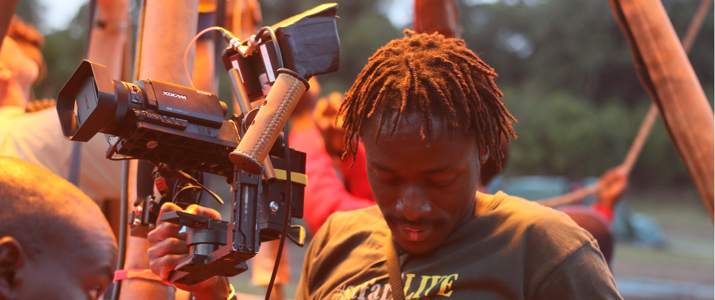 Emission en direct au cœur de la savane africaine